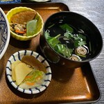きむらや - 鰻丼松の吸い物、小鉢、漬物
