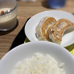 四川飯店担々麺 - セットの半ライス・餃子2個・杏仁豆腐 1,350円