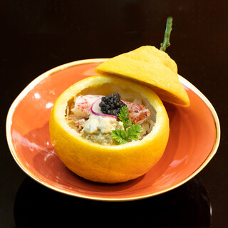 Special dishes served in between nigiri dishes, combining ``Hashiri, seasonal, and vestiges''