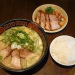 幸ちゃん - 長時間煮込んだとんこつスープはあっさりとしたコクのある美味しさ♪自慢のちぢれ麺との相性も◎！！