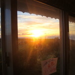 島のごちそう いるむてぃや - 店内からは夕日が