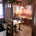 サイゴンレストラン - 木目調の落ち着いた店内①