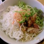 サイゴンレストラン - お野菜タップリ！ヘルシーな揚春巻きのせビーフン