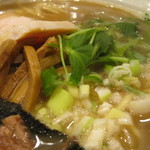 新橋 纏 - 刻みねぎに三つ葉、エッジの効いたコリコリのメンマ。
      
      海苔は風味が良くて上物。
      
      
      