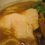 新橋 纏 - しっとりとした食感の鶏チャーシューが2枚。
      
      