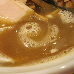 新橋 纏 - 干しするめいかの風味、あるある！
      
      ほんのりとろみがあって、コクのある上品な味。
      
      醤油だれがしっかり利いた鶏白湯スープ。
      
      
      