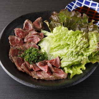 使用A4山形藏王牛和神奈川县产地蔬菜制作的单品料理也很丰富