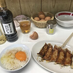 ラーメン東大 - まず、ｻｰﾋﾞｽの白ご飯&卵でTKG.そこへ焼き餃子も到着♫