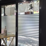 そば処 更科 - 玄関入ってすぐ左の階段下から玄関。