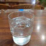 そば処 更科 - しっかり冷たいお水を提供してくれます。