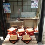 そば処 更科 - 玄関右の赤い蒸籠が目印。