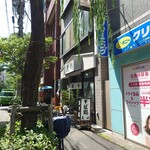 そば処 更科 - 老舗飲食とお洒落な新店が並ぶ、活気ある通りです。