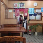 そば処 更科 - 玄関入って正面が厨房。