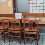 そば処 更科 - 店内入って右のテーブル席。