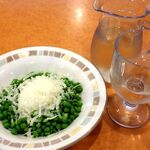 サイゼリヤ - 「デカンタ（250ml）白」（200円）と「柔らか青豆とペコリーノチーズの温サラダ」（200円）