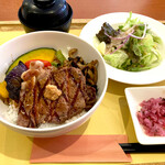 ロイヤルホスト - アンガスビーフのステーキ丼 ¥1,880 (税抜)