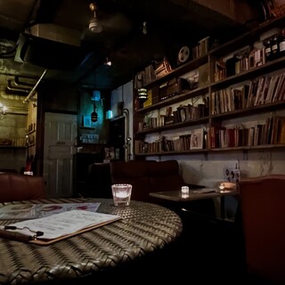 ノスタルジックな雰囲気漂う、オシャレで落ち着く店内。