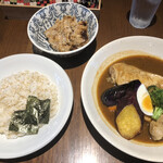 らっきょ - 知床どり野菜スープカレー・4辛・玄米ブレンド中盛（1,780円）、タンドリーザンギ・2個（340円）