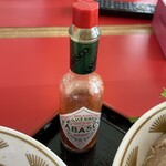 ラーメン もっけだの - 2023.6限定『トマトチーズつけ麺ニンニク野菜マシマシ』のタバスコ