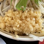 ラーメン もっけだの - 2023.6限定『トマトチーズつけ麺ニンニク野菜マシマシ』のニンニク