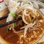 ラーメン もっけだの - 2023.6限定『トマトチーズつけ麺ニンニク野菜マシマシ』の野菜+つけ汁