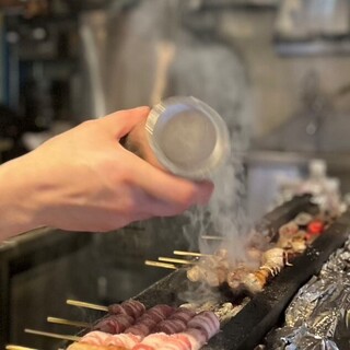 Fresh domestically produced “Asaichi Chicken” and exquisite Japanese pork Grilled skewer grilled over Bincho charcoal from 180 yen