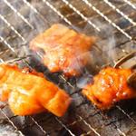 Ajiyoshitei - 「うまい肉が手頃な値段で食べられる」というコンセプトのもと炭火の七輪で焼いて、炙って楽しんでいただけます。