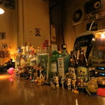 エムズ ピース - ボトルが並ぶ店内