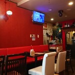 チャド - ちょっと暗めの店内、テレビは普通に民法