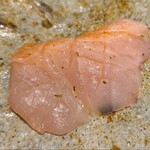 馳走 啐啄一十  - ⑧炭火炙り金目鯛(静岡県駿河湾産、サスエ前田魚店、6日寝かせ)　
      産卵は夏、旬は秋～晩冬
      全く旬ではありませんが力ある個体で脂がのり、加熱により脂が活性化し旨みが濃くなっています