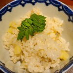 馳走 啐啄一十  - ⑮ホワイトアスパラガス(佐賀県産)の炊き込みご飯、山椒の木の芽載せ
      ホワイトアスパラガスはエグみが無く香りと甘みが口の中に拡がります