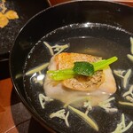 馳走 啐啄一十  - ④炭火焼き白甘鯛、蓴菜、青柚子&三つ葉の茎載せ、利尻昆布と血合抜き鮪節の出汁のお椀
      お出汁は透明感がありながらも輪郭がはっきりしたキレのある味わい
      血合い抜き鮪節は透明感のある旨みが特徴