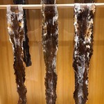 馳走 啐啄一十  - 昆布
      ①羅臼昆布の出汁は主張のある多重な旨みが特徴なコクのある味わい。
      ②利尻昆布の出汁は透明感がありながらも輪郭がはっきりしたキレのある味わい
      ③真昆布の出汁は調和がとれた穏やかで円やかな味わい