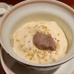 馳走 啐啄一十  - ⑰白胡麻プリン、漉餡載せ
      モチモチぶるぶるな食感と控えめな甘さ
      滑らかな口溶け
      こし餡も溶ける様な円やかさ
      白胡麻の香りが宴の終演を彩ります