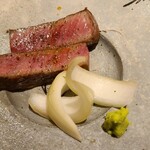 馳走 啐啄一十  - ⑫炭火焼き高森和牛(31ヶ月、沼本カット)サーロイン
      溢れ出る肉汁とサーロインなのに赤身らしい味わいが楽しめるのが高森和牛の特徴です
      珍しく追い肉も頂きました