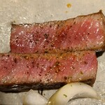 馳走 啐啄一十  - ⑫炭火焼き高森和牛(31ヶ月、沼本カット)サーロイン
      溢れ出る肉汁とサーロインなのに赤身らしい味わいが楽しめるのが高森和牛の特徴です
      珍しく追い肉も頂きました