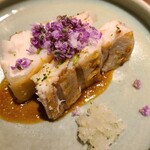 馳走 啐啄一十  - ⑬炭火焼き真名鰹(2.5kg、広島県倉橋島、7日熟成)、6種の野菜&醤油ソース掛け、紫蘇の花載せ
      直ぐ臭みが出る真名鰹で香りが楽しめる仕立てが頂けるのが素晴らしい