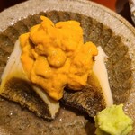 馳走 啐啄一十  - ⑪煮黒鮑(愛媛県東予産、3時間煮)、赤雲丹(愛媛県東予産)
      弾力があり歯応えと香りと旨みを楽しむ仕立て
      赤雲丹は瀬戸内らしく軽やかな香り、スッキリとした甘みと余韻が特徴です