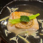 馳走 啐啄一十  - ④炭火焼き白甘鯛(山口県産)、蓴菜(広島県黒瀬産)、青柚子&三つ葉の茎載せ、利尻昆布と血合抜き鮪節の出汁のお椀
      産卵は夏～秋、旬は冬～春
      お出汁に浸りつつもパリッとした白甘鯛は上品な旨み&甘みが印象的