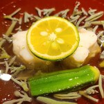 馳走 啐啄一十  - ①アコウ【正式名:キジハタ】(愛媛県来島海峡産、3日寝かせ)、オクラ(沖縄県産)、蓴菜(広島県黒瀬産)、羅臼昆布の出汁のお椀
      粉を叩いたアコウはとろみをまとい、加熱により甘みが増しています