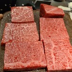 馳走 啐啄一十  - ⑫高森和牛(31ヶ月、沼本カット)サーロイン
      沼本カットは筋だけでなく膜をも取り除き、磨き上げる様にカットするので、異常に軟らかく濃厚ですがエグみがありません
      今、私が唯一お肉尽くし可能な牛肉です