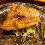 馳走 啐啄一十  - ②炭火焼き赤鯥【別称:ノドグロ】(800g、雌、島根県浜田産、釣り)、春キャベツの赤鯥出汁炒め添え
      ふっくら感を残した焼き上げ、皮はパリッと香ばしく、身はフワフワ、脂の旨みを堪能