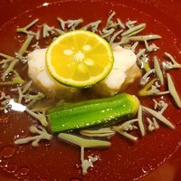 馳走 啐啄一十  - ①アコウ【正式名:キジハタ】、オクラ、蓴菜、羅臼昆布の出汁のお椀
                    ピュアな羅臼昆布のお出汁は主張のある多重な旨みが特徴なコクのある味わい
                    ちゅるんとした蓴菜が初夏の涼やかさを演出