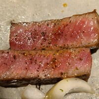 馳走 啐啄一十  - ⑫炭火焼き高森和牛(31ヶ月、沼本カット)サーロイン
                      溢れ出る肉汁とサーロインなのに赤身らしい味わいが楽しめるのが高森和牛の特徴です
                      珍しく追い肉も頂きました