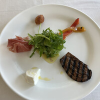 ナポリ、アマルフィ料理 Ti picchio 中目黒 - ランチ２９００円。前菜盛り合わせ。アンチョビの揚げパン？、パプリカマリネ、茄子グリル、モッツァレラ、生ハム、ルッコラのサラダ。美味しかったですが、魚介も食べたかったなぁ