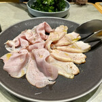 Pizzeria domo Nakameguro - メニューにはないハーフ&ハーフで♪
                                宮崎県産まるみ豚もも肉の自家製ハム ¥1200(¥600)
                                宮崎県産森林鶏むね肉の自家製ハム ¥1200(¥600)