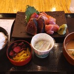 魚の浜恵 - 刺身定食(1000円)