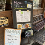 シプレ - 入口の案内看板とテラス席