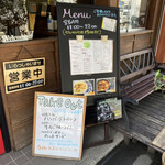 シプレ - 入口の案内看板とテラス席