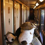 ダイナープレヤデス - これからトワイライトの車内を探検しに行くよ～廊下はこんな感じ。補助席があるので、座って景色を楽しむこともできるよ。